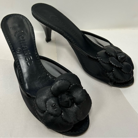 CHANEL Shoes - CHANEL Ladies Black Leather Flower heels Sandals sz Us 7/ EU 37